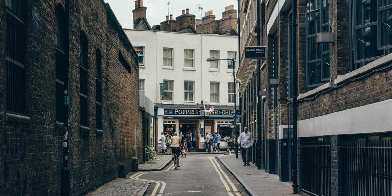 因子投资深度解析：如何利用价值、动量、质量等因子构建超额收益组合